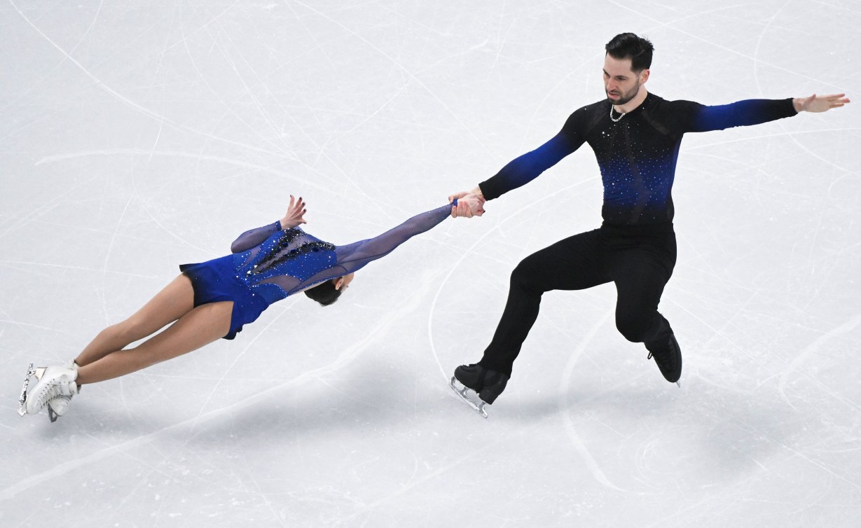 Deanna Stellato-Dudek et Maxime Deschamps font une spirale. 