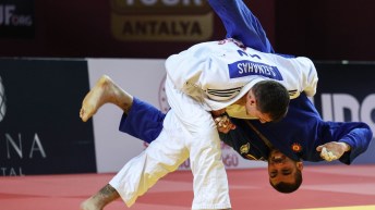 Le judoka Shady El Nahas effectue une prise de judo à son adversaire.
