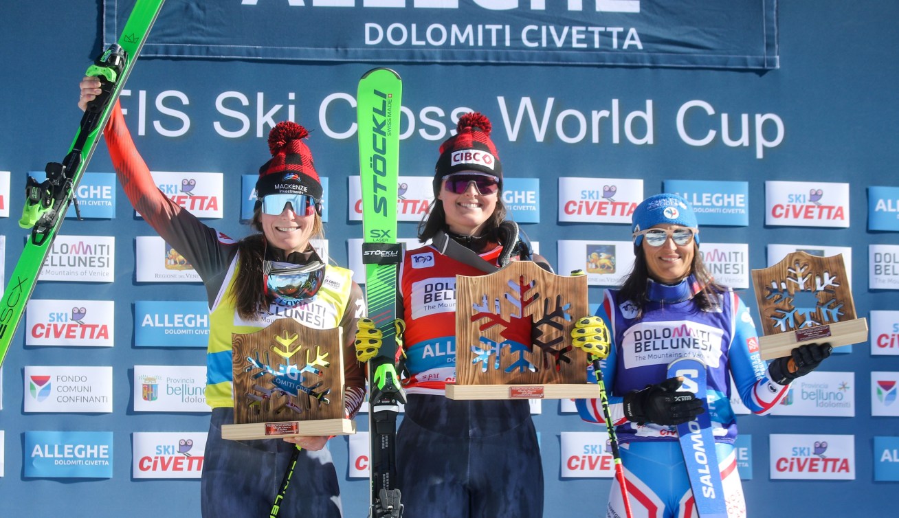 Trois skieuses sur le podium.