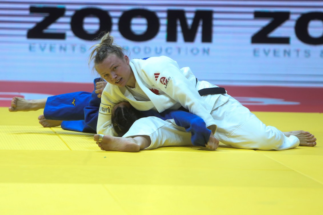 La Canadienne Jessica Klimkait, en haut, et Hasret Bozkurt de la Turquie, s'affrontent lors de leur combat de judo.