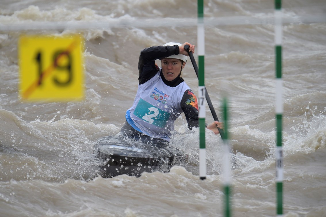 Une athlète participe à une épreuve de canoë slalom.