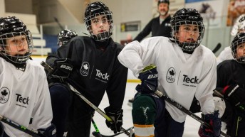 De jeunes joueuses et joueurs de hockey.