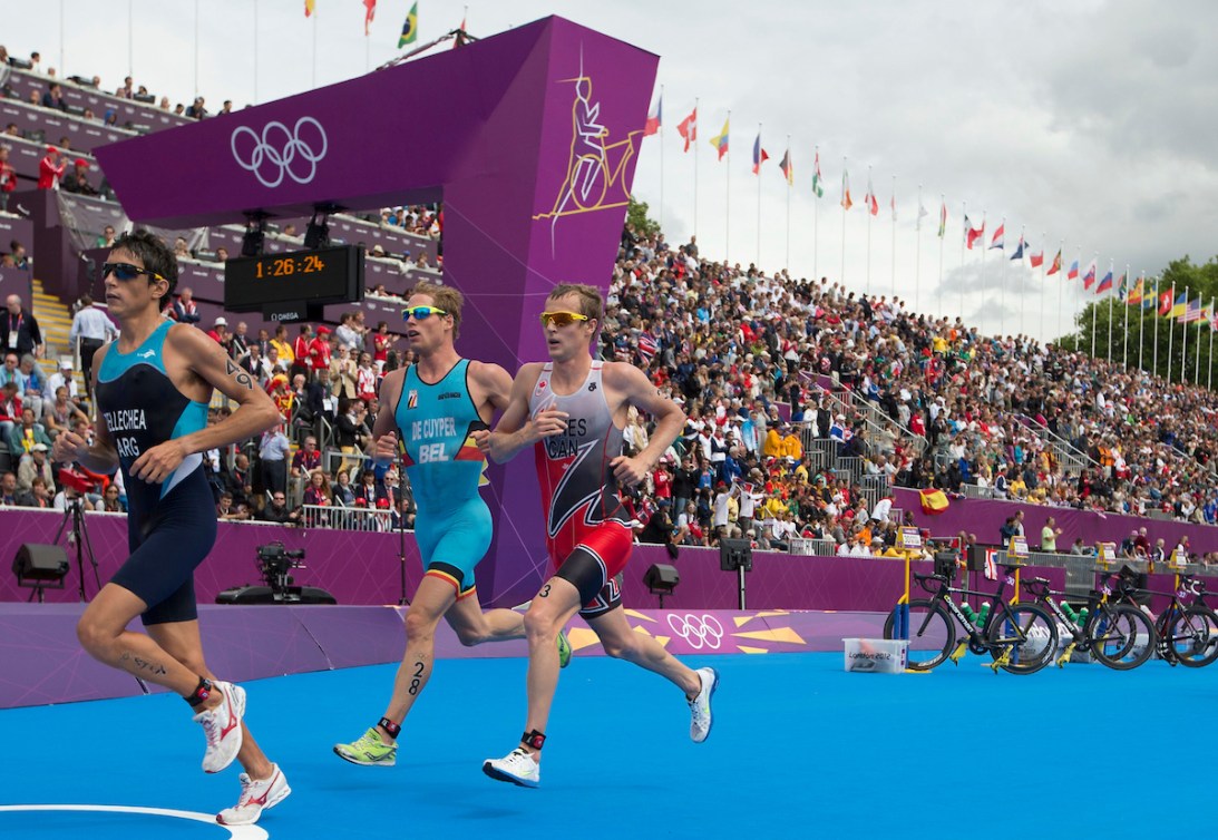 Des triathlètes pendant la portion de course du triathlon.