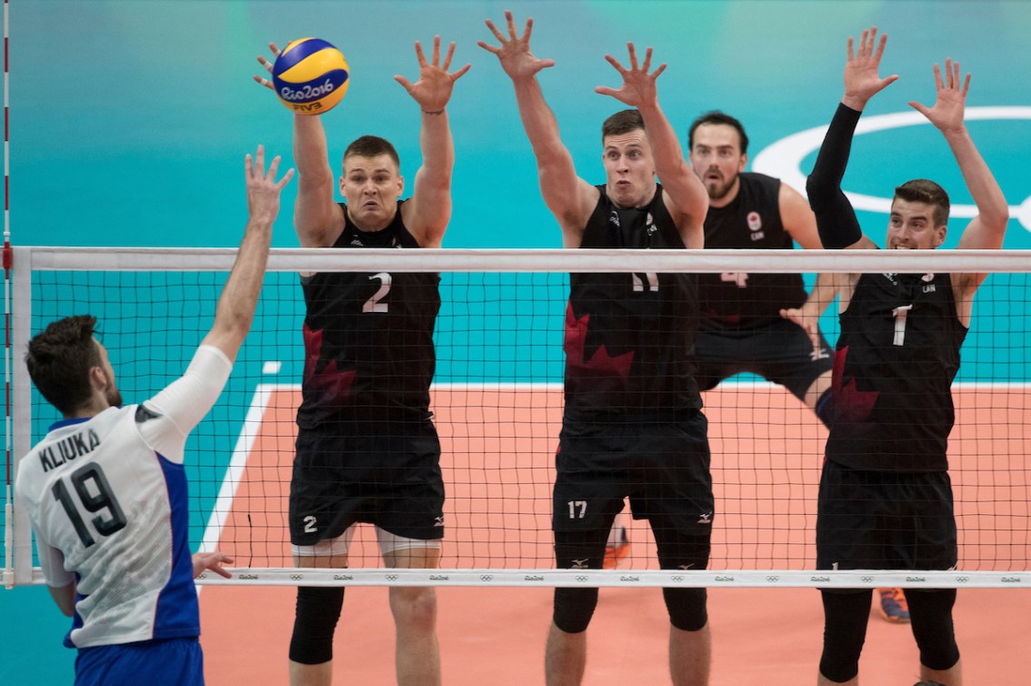 Les Canadiens pendant un match de volleyball. 