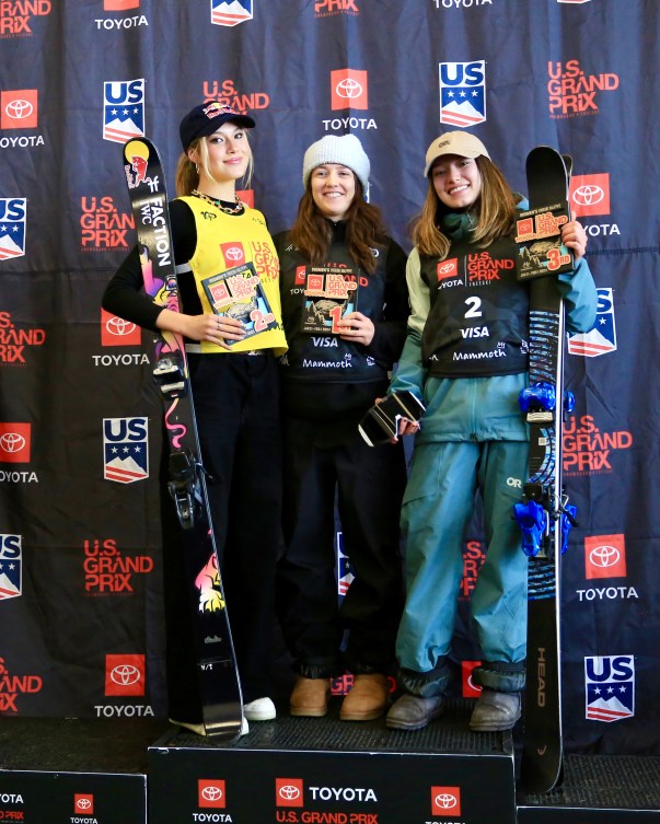 Trois skieuses sur le podium.