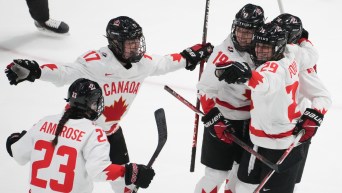 Les joueuses du Canada célèbrent sur la glace.