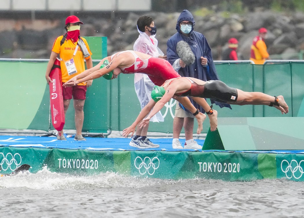 Joanna Brown plonge dans l'eau. 