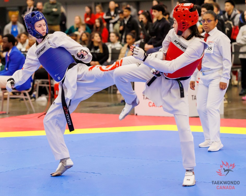 Deux athlètes dans un combat de taekwondo.