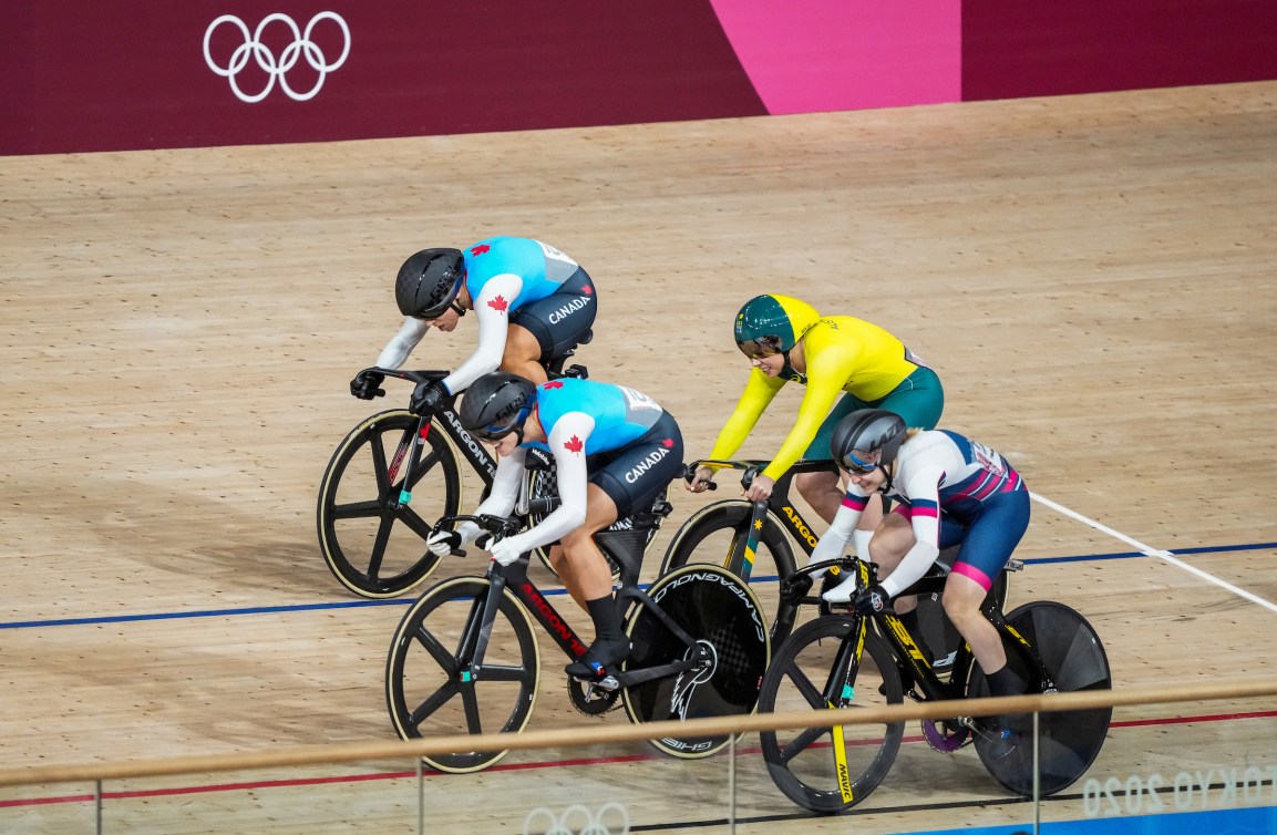 Kelsey Mitchell et Lauriane Genest sur la piste lors d'une épreuve de keirin. 