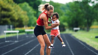 Melissa Bishop-Nriagu joue avec son enfant sur la piste d'athlétisme.