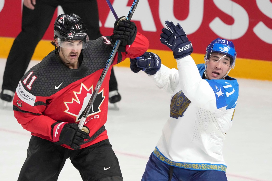 Deux joueurs se disputent la rondelle pendant un match.