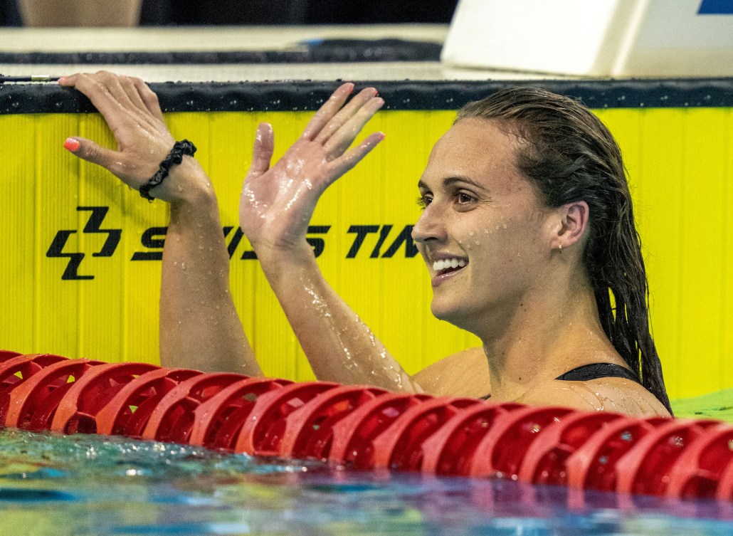 Kylie Masse salue après une course. 