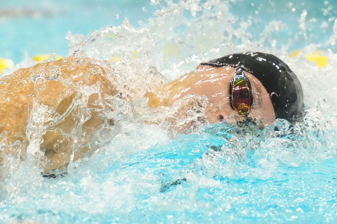 Penny Oleksiak nage le 100 m libre.
