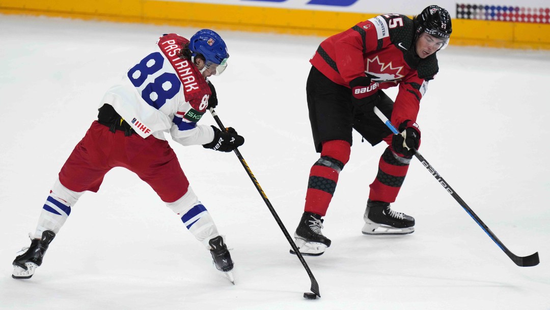 Deux joueurs de hockey pendant un match.