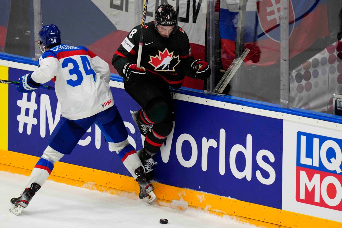 Deux joueurs de hockey d'équipes opposées se font face. 