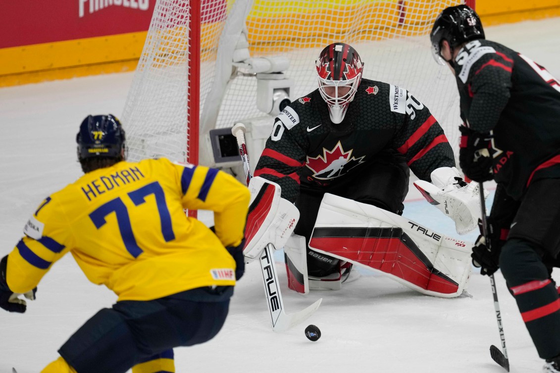 Le gardien de but canadien Jordan Binnington effectue un arrêt devant Victor Hedman de la Suède.