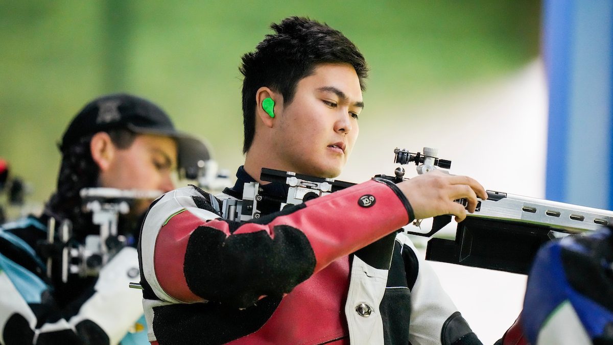 Tye Ikeda tient sa carabine lors d'une compétition. 