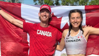 Olivia Lundman avec un drapeau du Canada