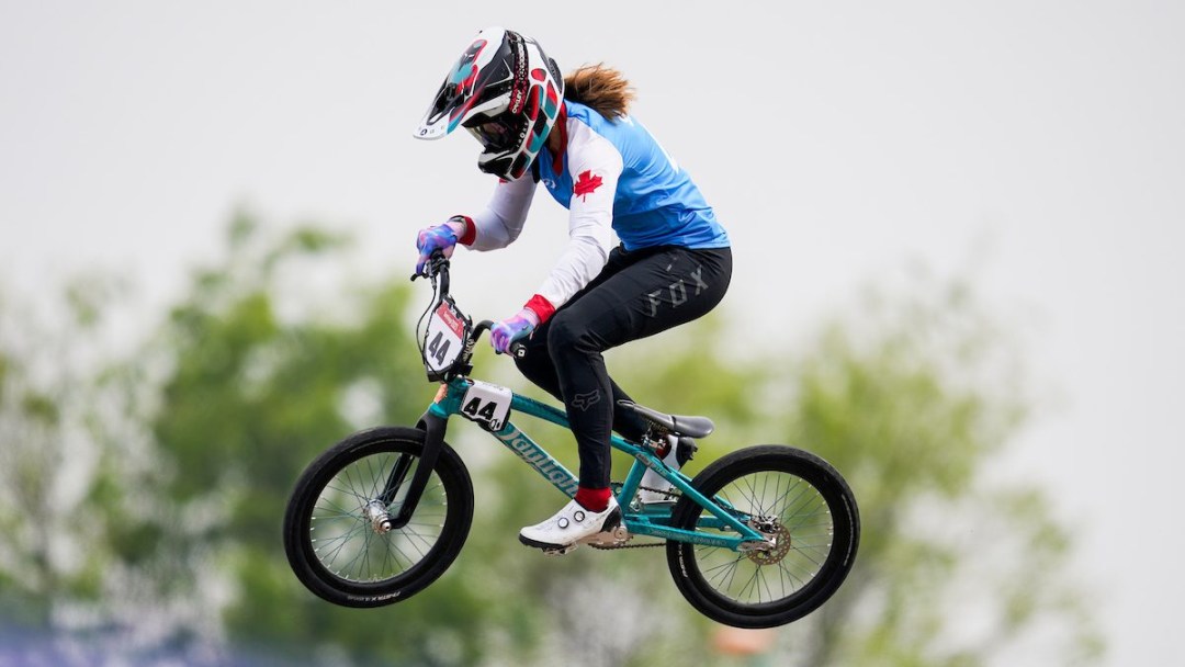 Molly Simpson pendant une course de BMX.