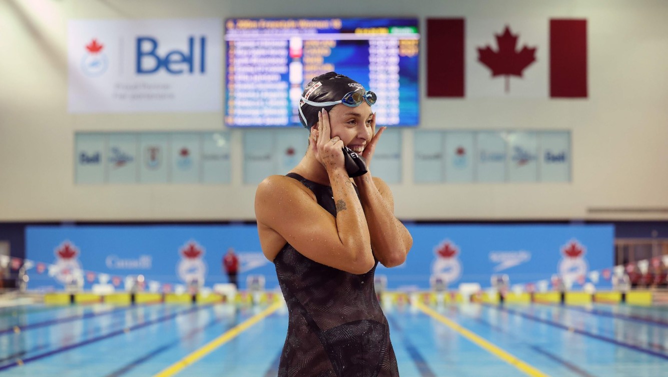 Mary-Sophie Harvey sourit à sa sortie de la piscine.