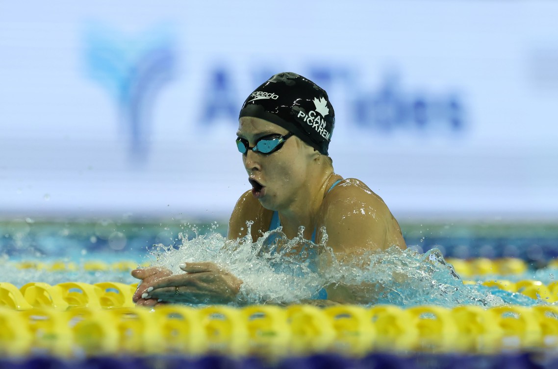 Sydney Pickrem nage le 200 m brasse.