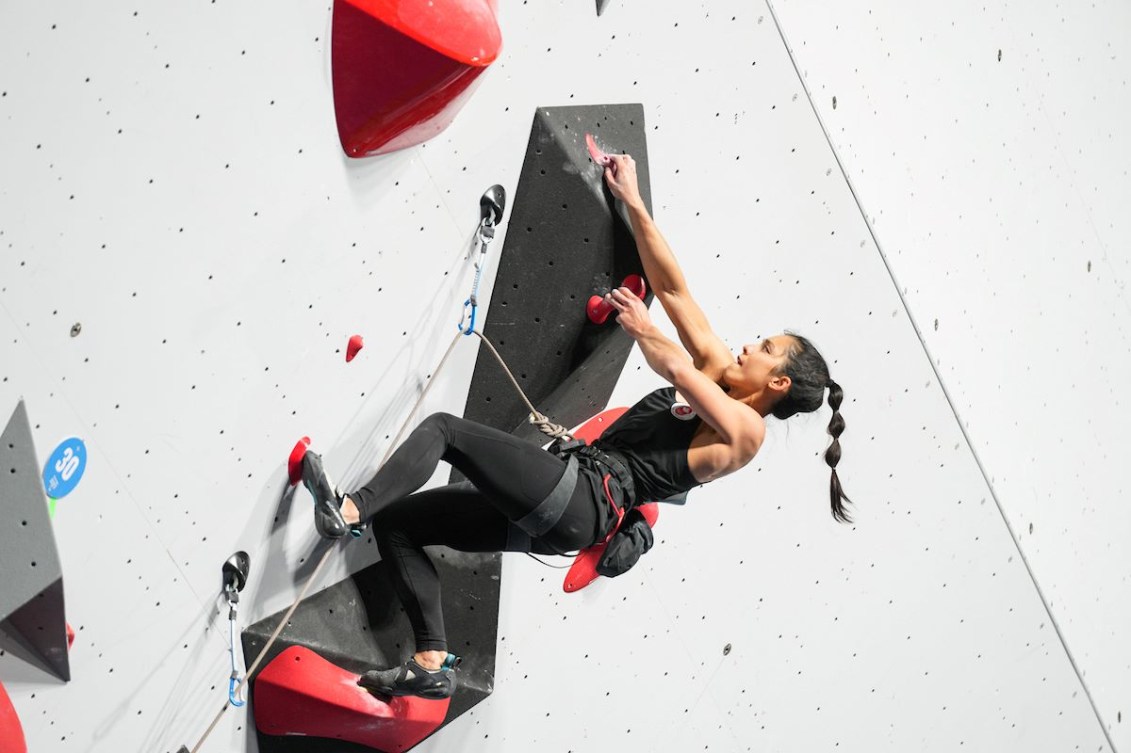 Alannah Yip sur un mur d'escalade pendant une épreuve de difficulté.