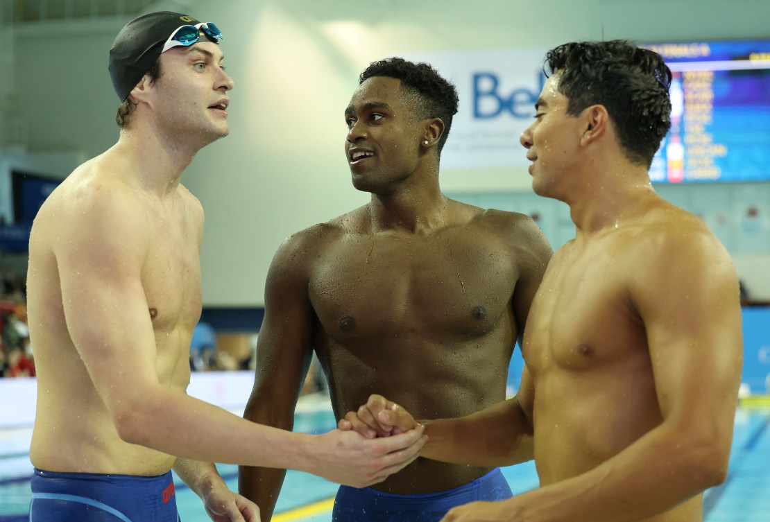 Josh Liendo, Yuri Kisil et Javier Acevedo se serrent la main.