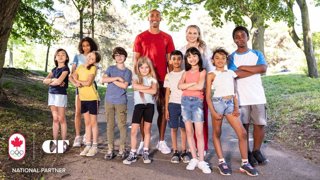 Damian Warner et Ellie Black avec un groupe d'enfants.