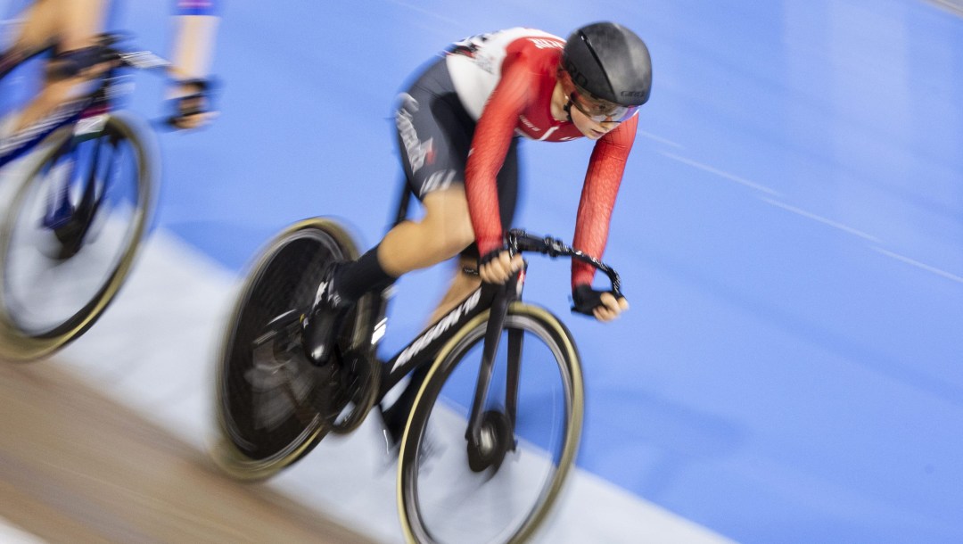 Sarah Van Dam lors d'une course de cyclisme sur piste.