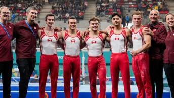 L'équipe masculine canadienne de gymnastique artistique aux Jeux panaméricains de Santiago 2023. Les cinq gymnastes posent avec leurs entraîneurs.