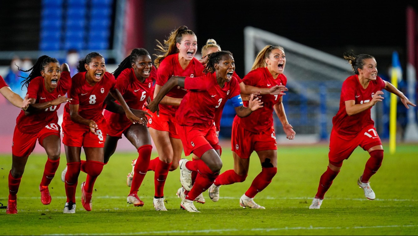 L'équipe canadienne féminine de soccer entre sur le terrain pour célébrer