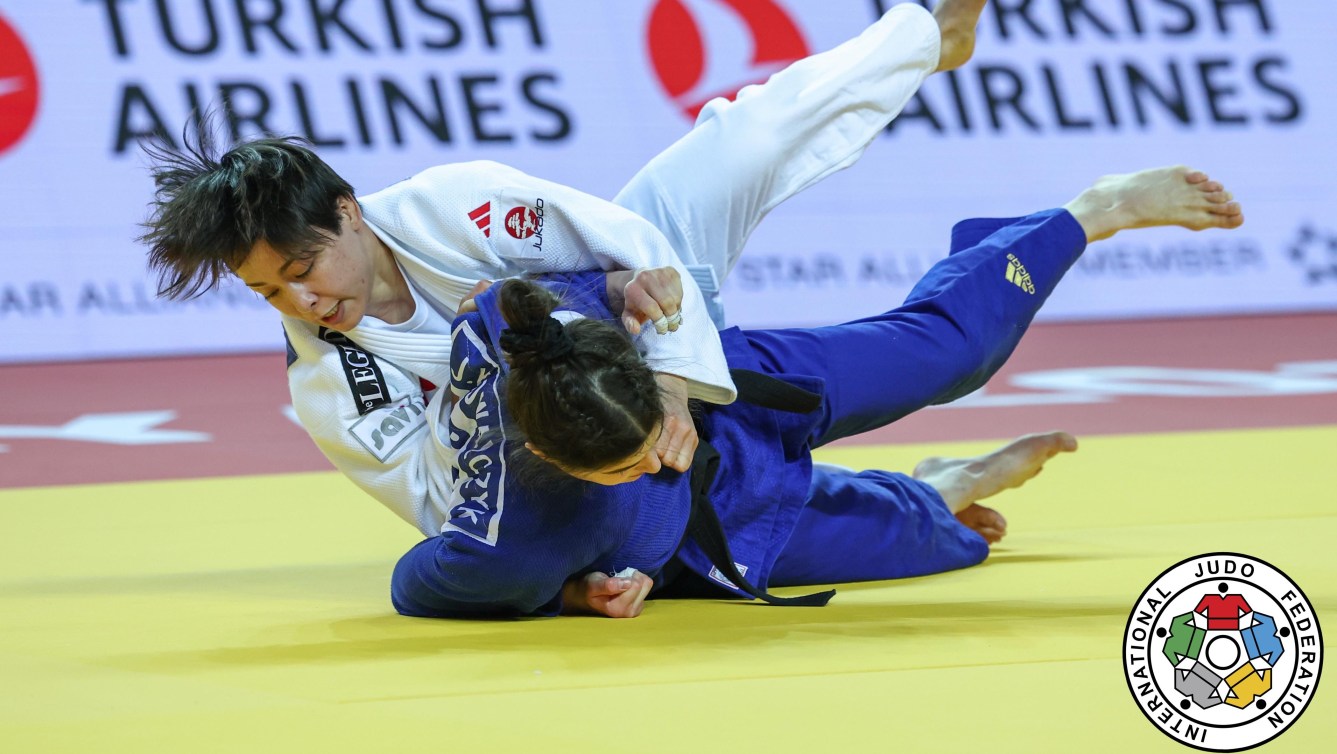 Christa Deguchi réalise une projection pendant un combat de judo.