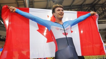 Dylan Bibic tient un drapeau canadien.
