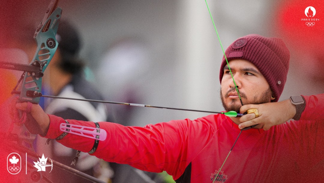 Eric Peters vise avec un arc.