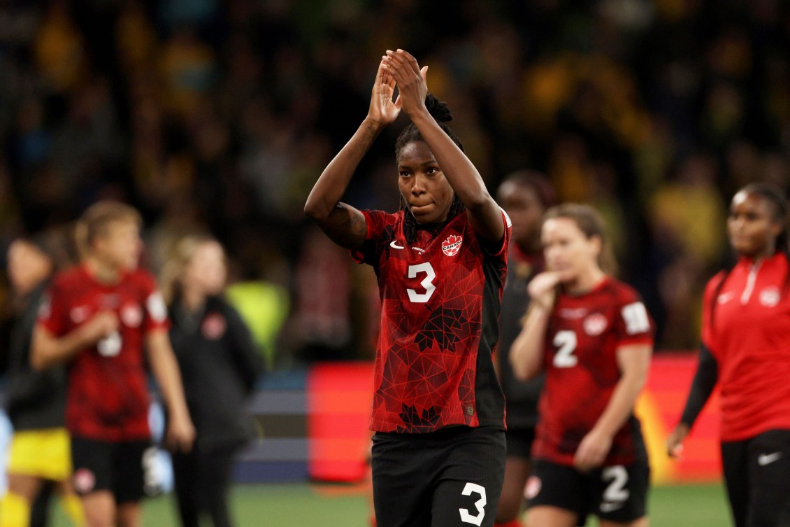 Kadeisha Buchanan frappe dans ses mains au-dessus de sa tête