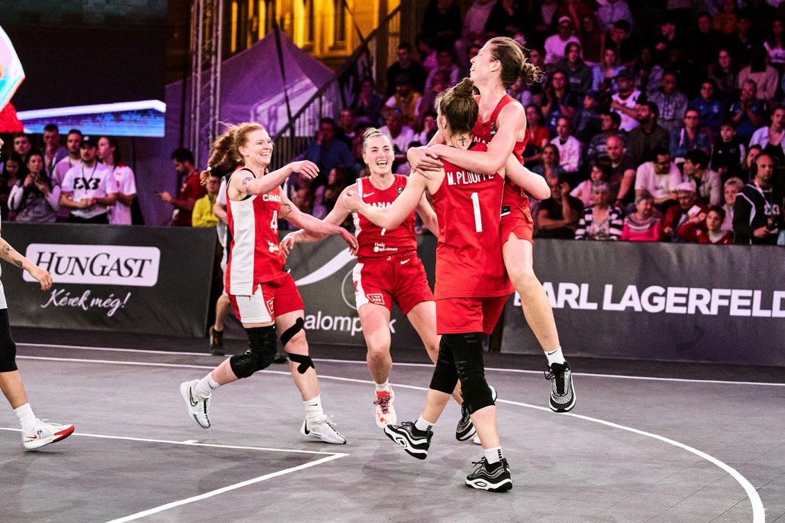 Les joueuses d'Équipe Canada célèbrent sur le terrain.