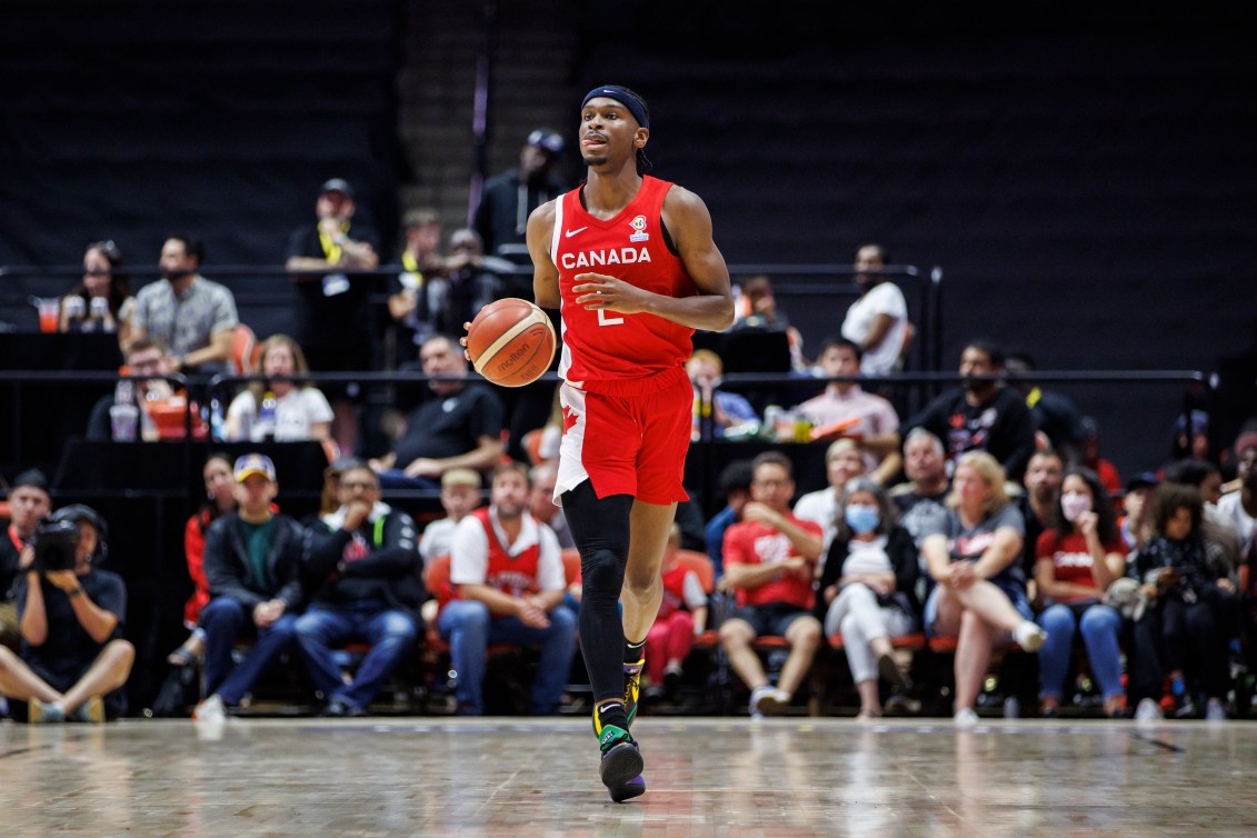 Shai Gilgeous-Alexander dribble sur le terrain.