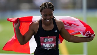 Jacqueline Madogo avec le drapeau canadien.