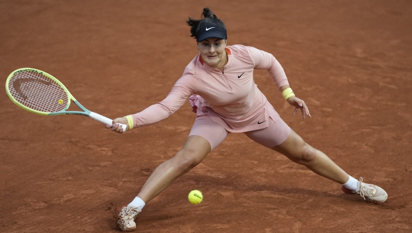 Bianca Andreescu frappe une balle. 