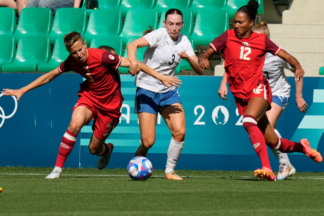 Mackenzie Barry de la Nouvelle-Zélande, au centre, dispute le ballon contre Quinn et Jade Rose du Canada.