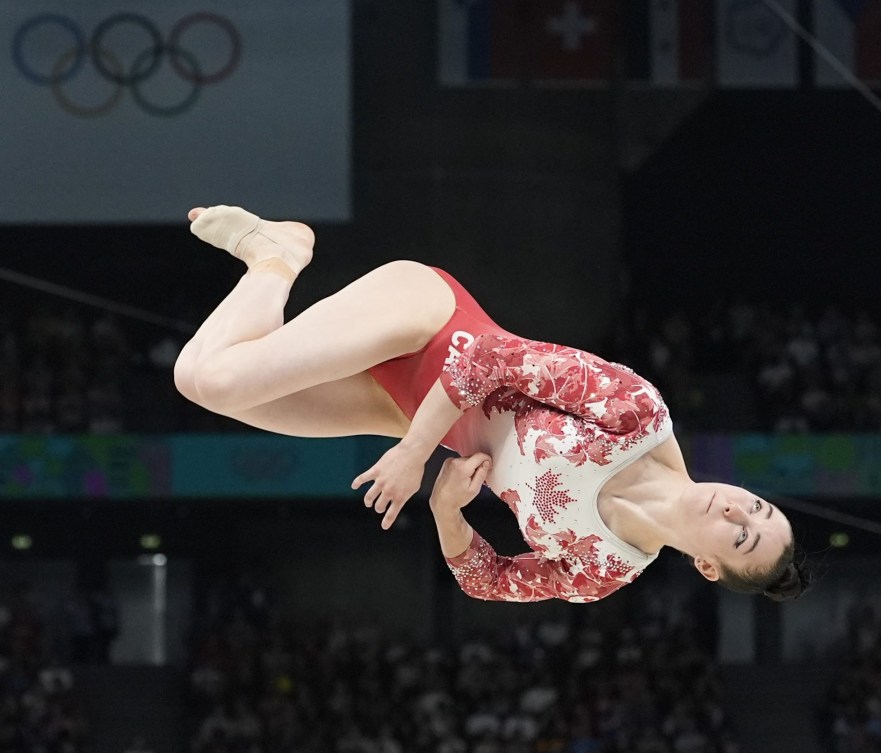 Ava Stewart, du Canada, s'exécute à la poutre.