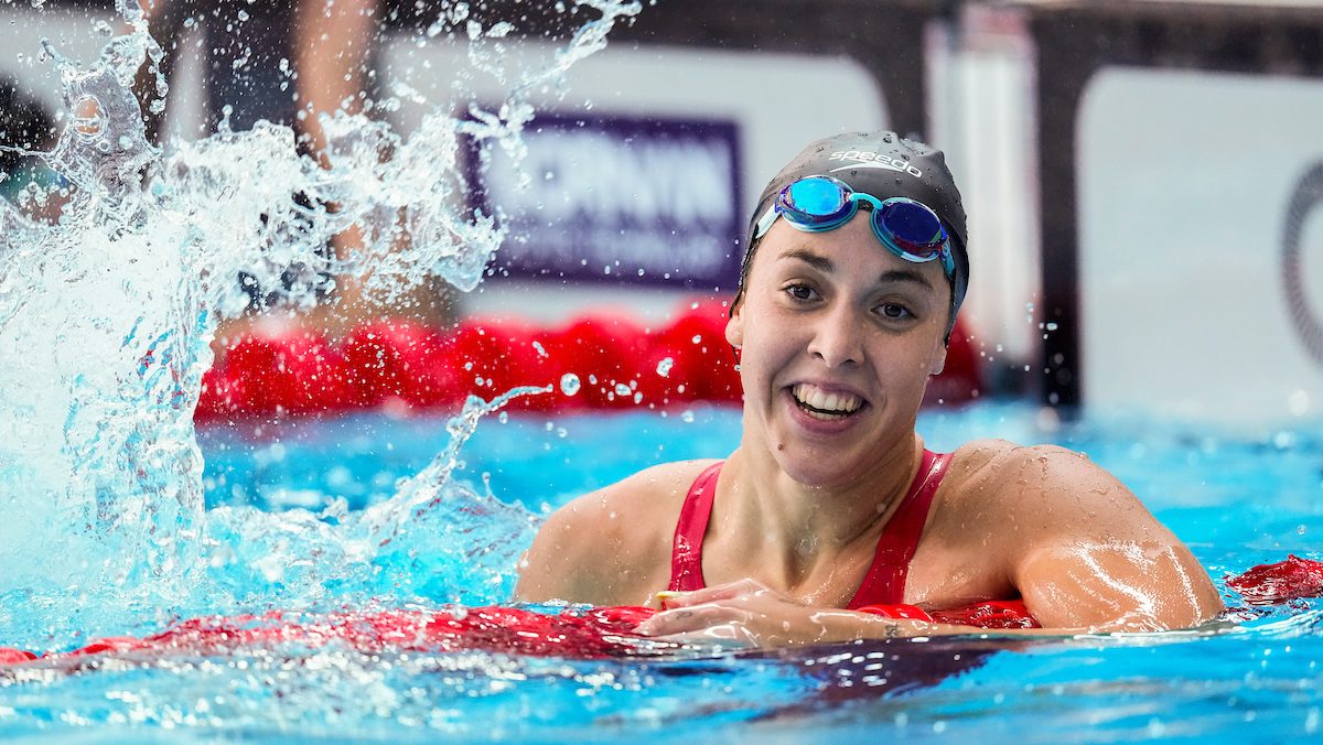 Mary-Sophie Harvey sourit dans la piscine.