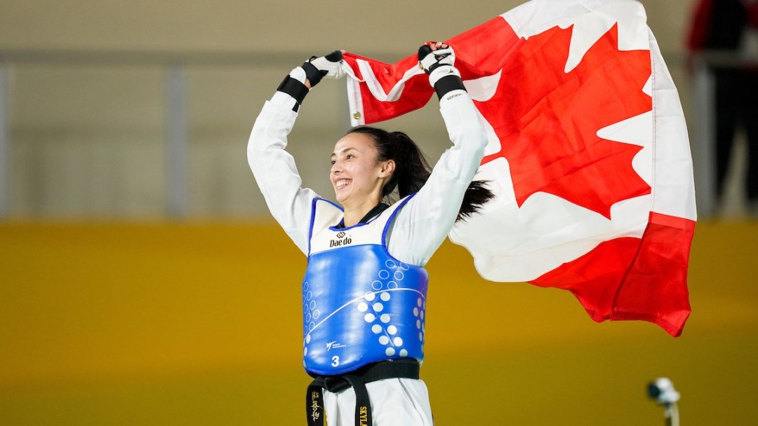 Skylar Park tient un drapeau canadien.