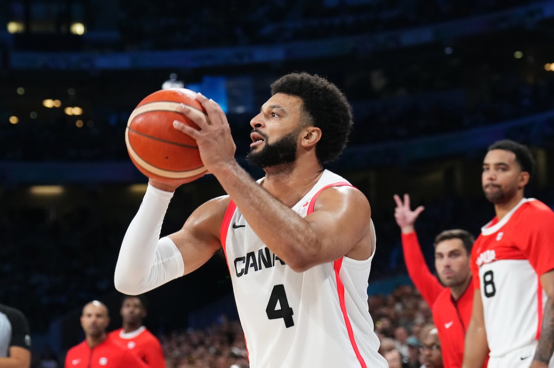 Jamal Murray d'Équipe Canada tire le ballon.