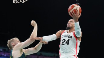 Dillon Brooks saute vers l'anneau avec le ballon.