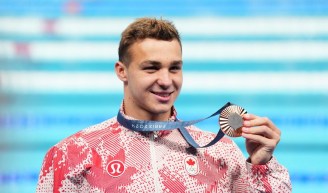 Ilya Kharun pose avec sa médaille de bronze.