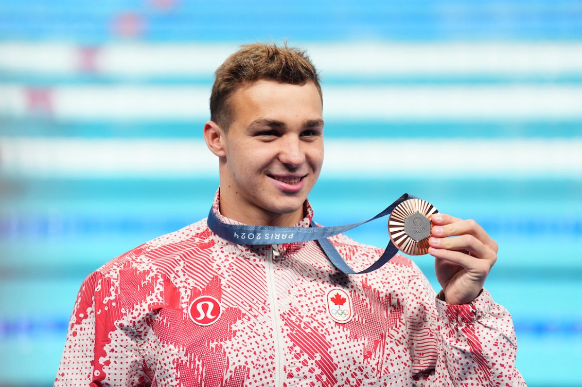 Ilya Kharun pose avec sa médaille de bronze.