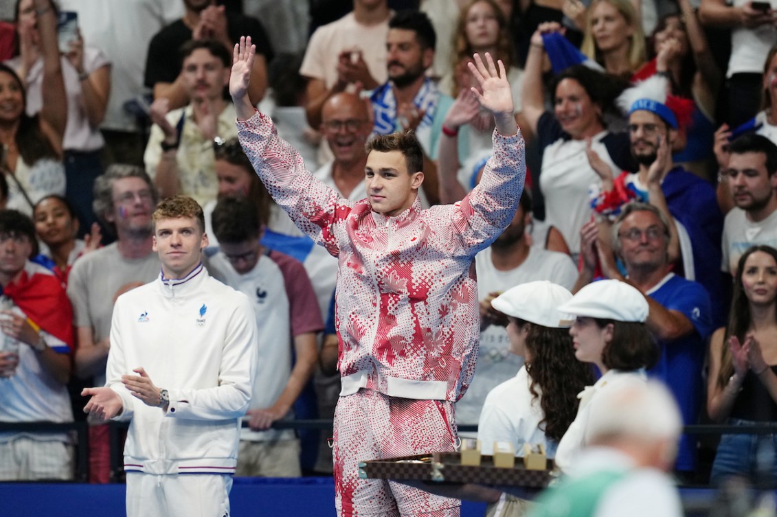 Ilya Kharun sur le podium olympique.