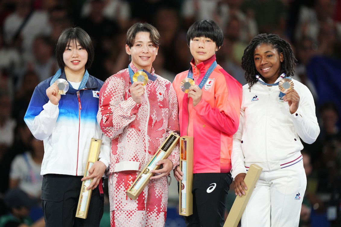 Christa Deguchi et les trois autres médaillées de la catégorie féminine des 57 kg de judo. 