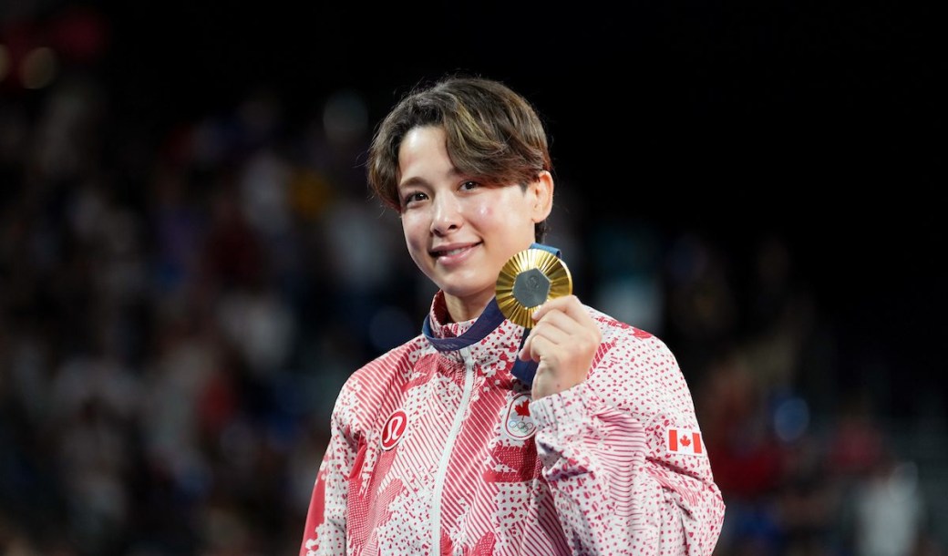 Christa Deguchi pose avec sa médaille d'or.